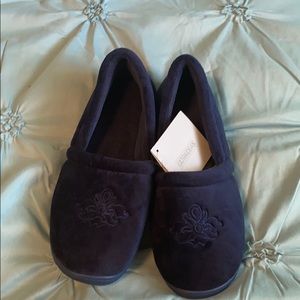 NWT ULTRAIDEAS PLUSH SLIPPERS